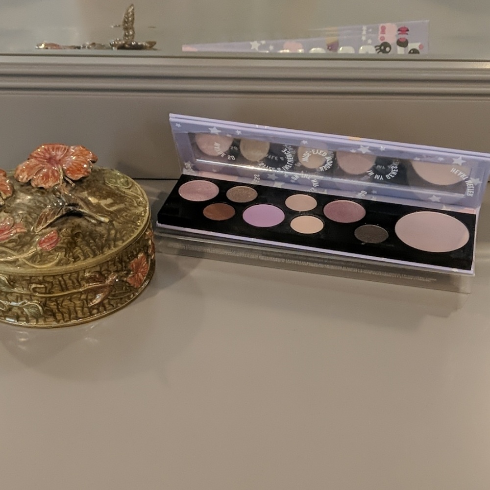 MAC Classic Cutie eyeshadow palette - Picture 2 of 5